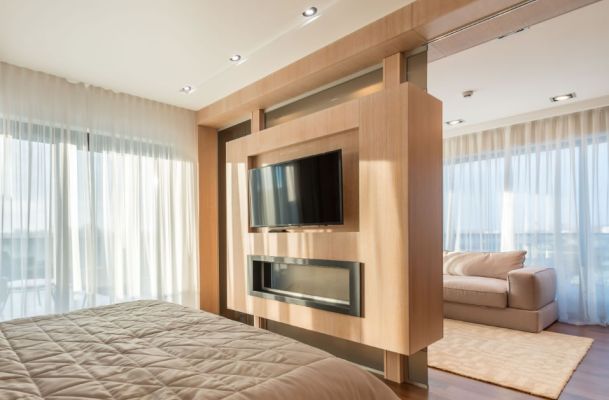 mueble de pladur con TV y chimenea integrada